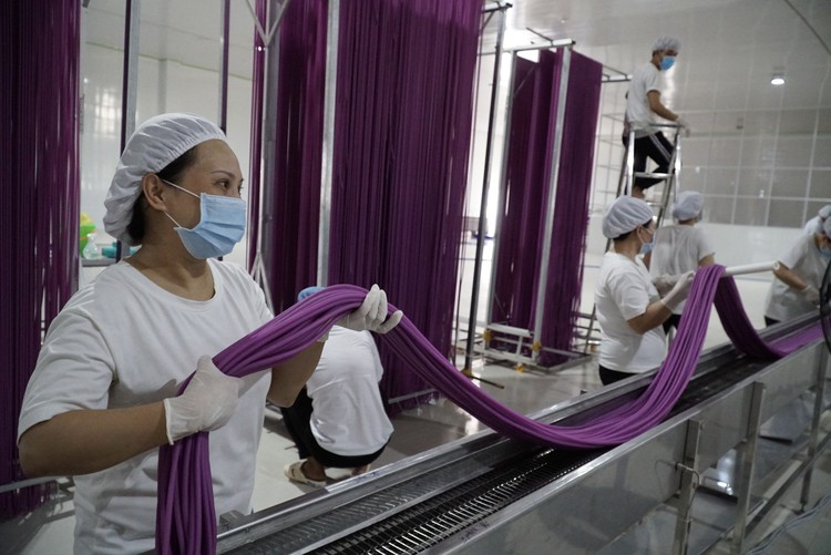 Vietnamese firm makes edible rice-flour straws to help protect environment