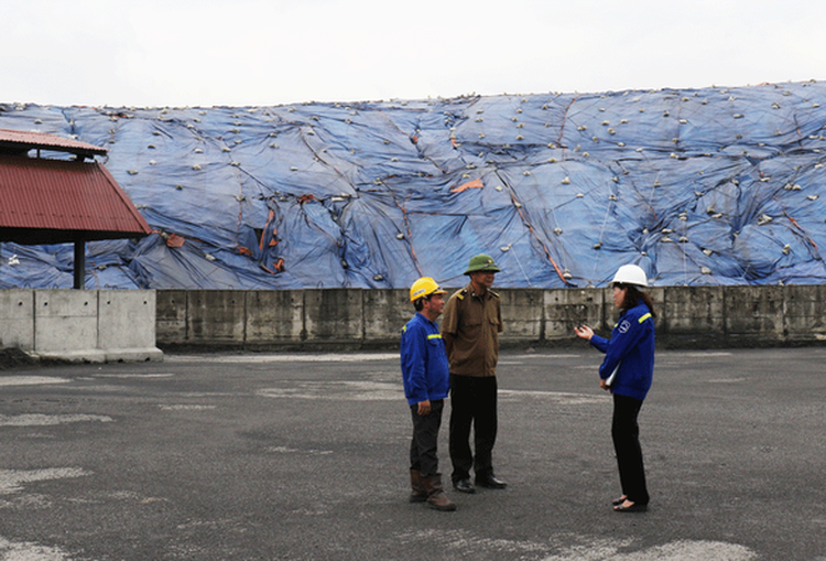 Police detain security guards suspected of stealing 140 tonnes of coal in Vietnam