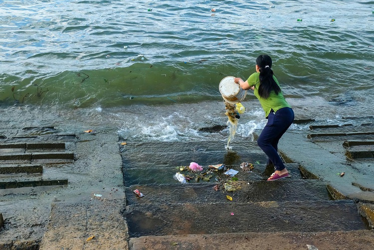 Photographer travels throughout Vietnam to take photos of garbage