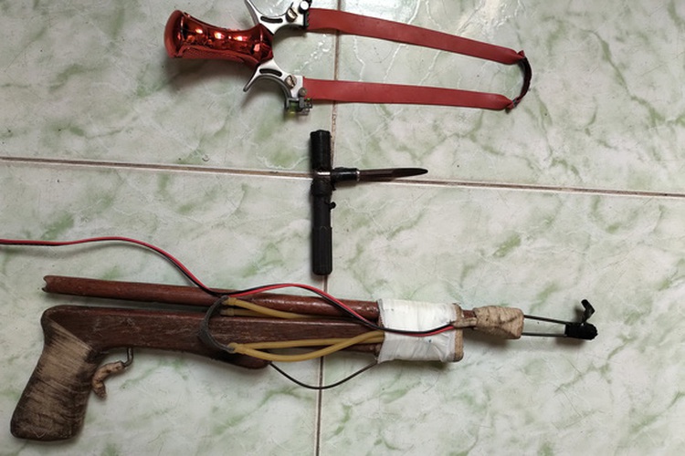 Dangerous slingshots, arrow-shooting guns openly sold in Ho Chi Minh City