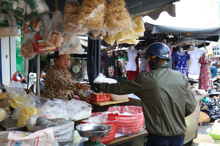 Shutdown of decades-old makeshift market affects 350 traders in downtown Ho Chi Minh City