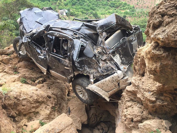 Driver killed, 11-yo girl injured as car plunges off cliff in northern Vietnam