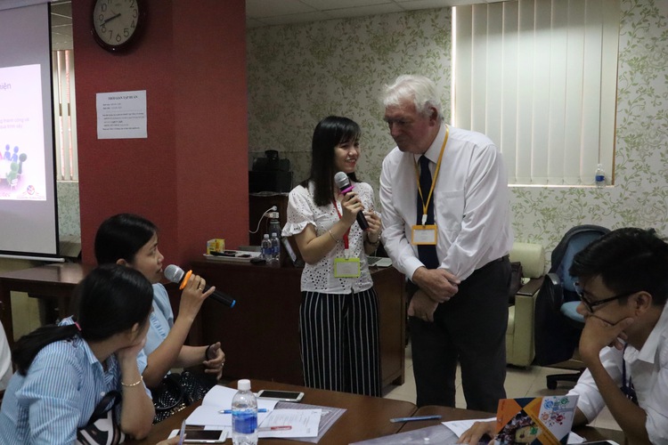 Former British teacher discusses Vietnamese teaching methods, textbooks