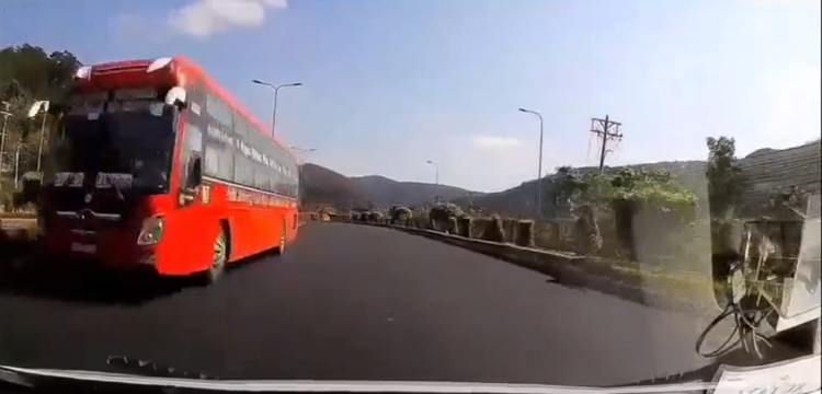 Sleeper bus driver fined for wrong-way driving along Da Lat expressway