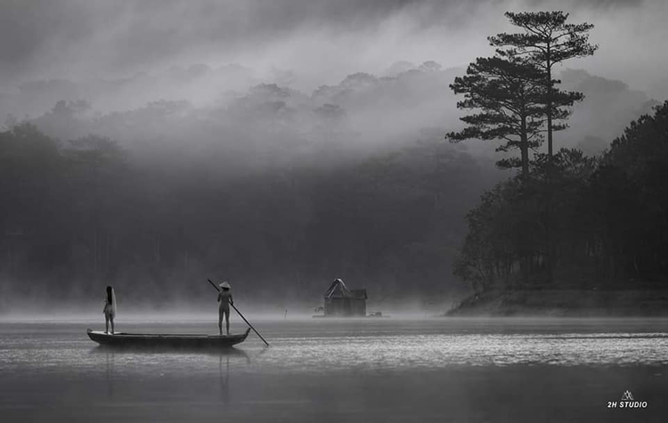 Vietnamese couple sparks controversy for posing nude in Da Lat