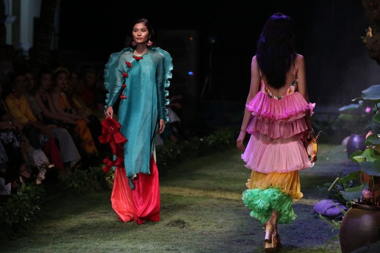 Fashion designer debuts collection inspired by Vietnam’s famed folk paintings