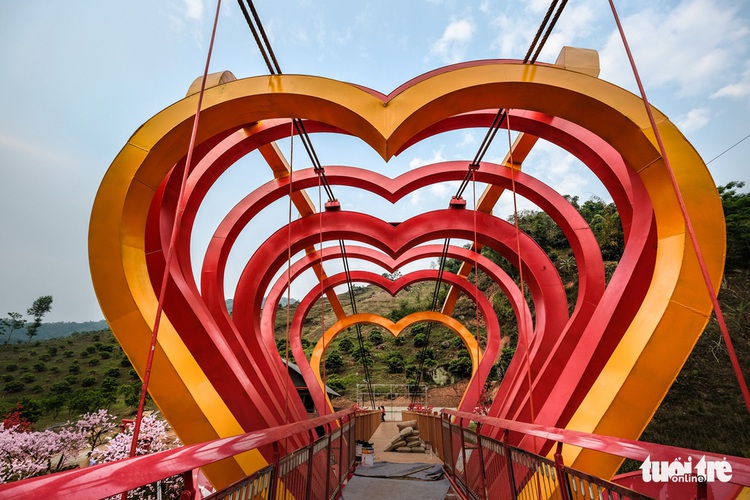 Vietnam’s first 5D-effect glass bridge to open this week