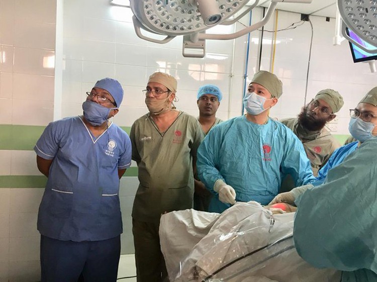Foreign doctors learn from Vietnamese