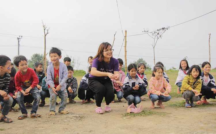 Vietnamese youngsters help the poor practice community-based tourism