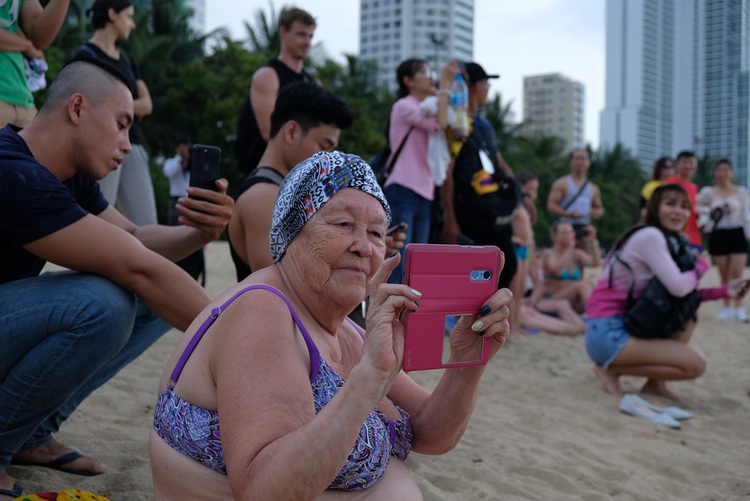 Nearly 100 bodybuilders flex muscles on Nha Trang beach