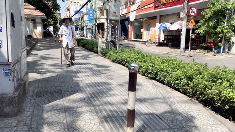 Tactile paving of little help on obstructed pavements in Ho Chi Minh City