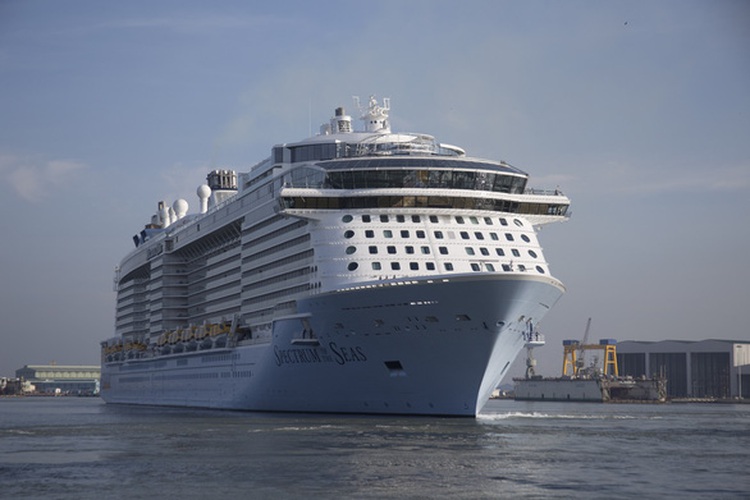 Mammoth American ship carries 5,700 people to Vietnam