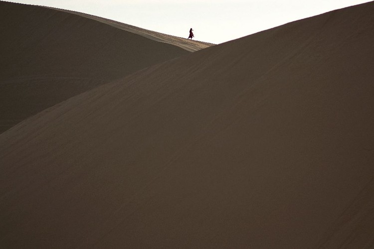 Sandman: The Vietnamese snowboarder training on dunes