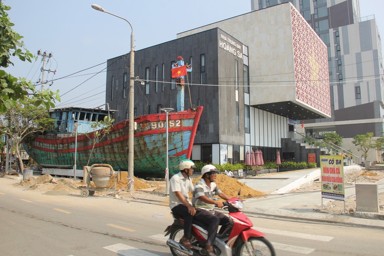 Da Nang exhibits fishing boat sunk by China off Vietnam’s Hoang Sa archipelago