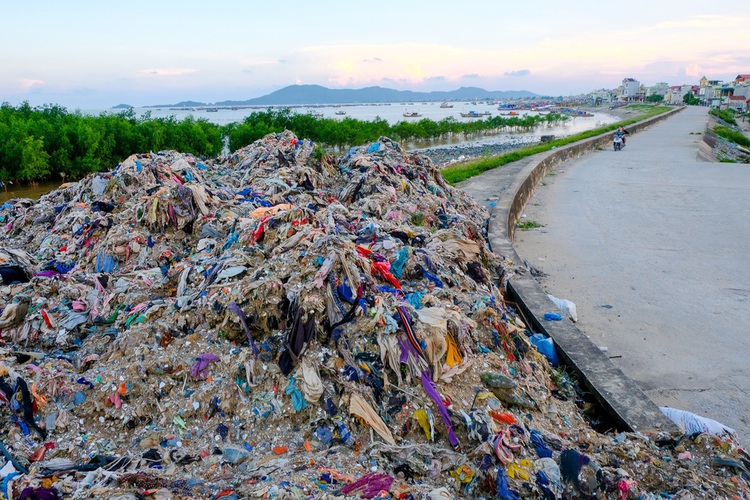 Vietnamese photographer sends out ‘SOS’ to protect environment via pollution exhibition