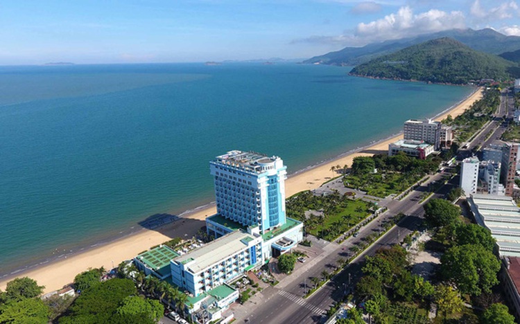 Vietnam province set to clear seaside hotels blocking public beach