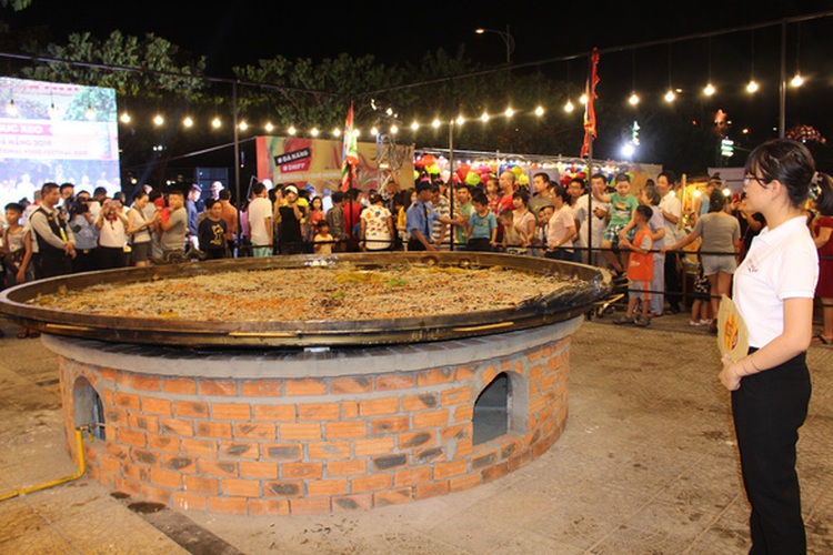 13 int’l chefs make 150kg banh xeo at Da Nang food festival
