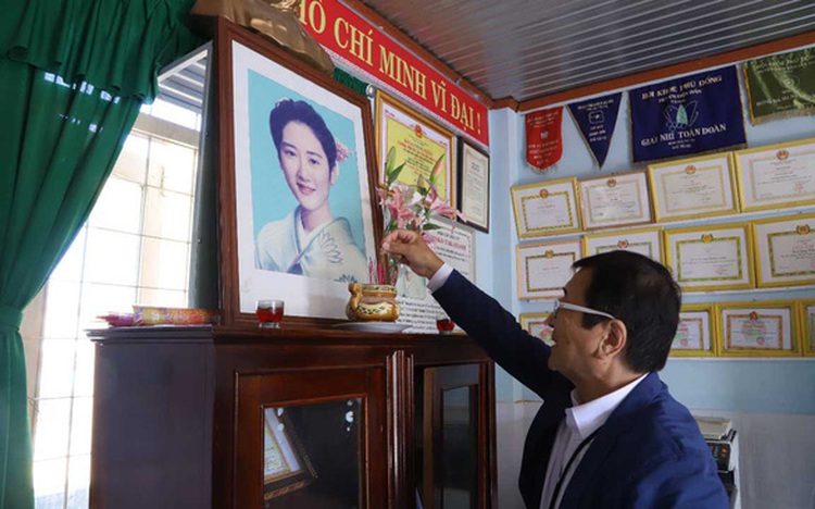 Japanese man returns to elementary school named for his late daughter in Vietnam