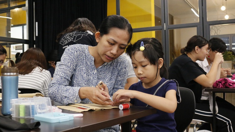 Saigonese join workshop to make wallets from old clothes
