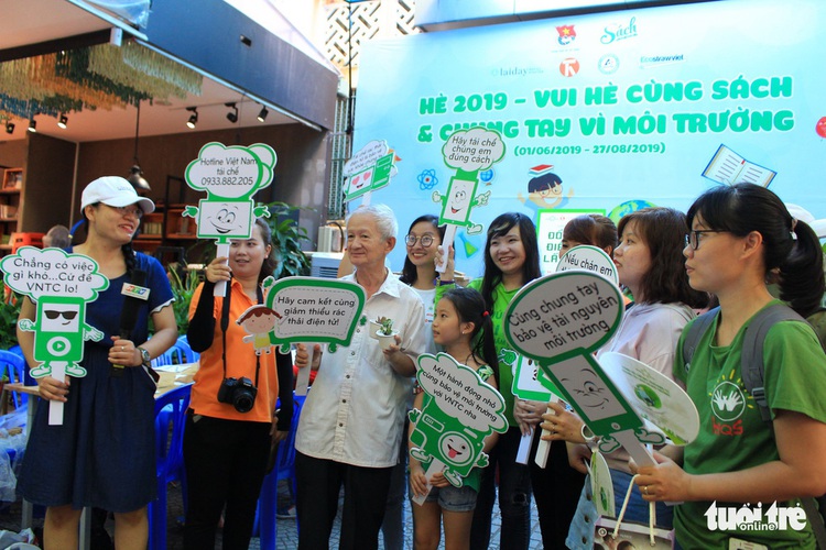 Saigonese exchange e-waste for trees