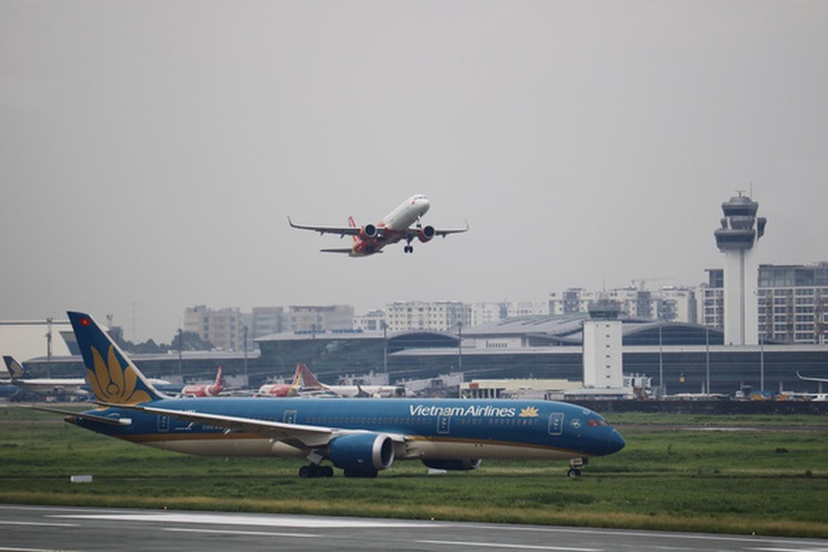 Pilot shortage hits Vietnamese carriers as air travel soars