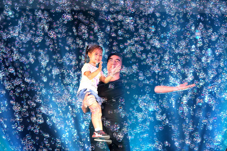 Vietnamese-Canadian bubble artist dazzles young audience in Ho Chi Minh City