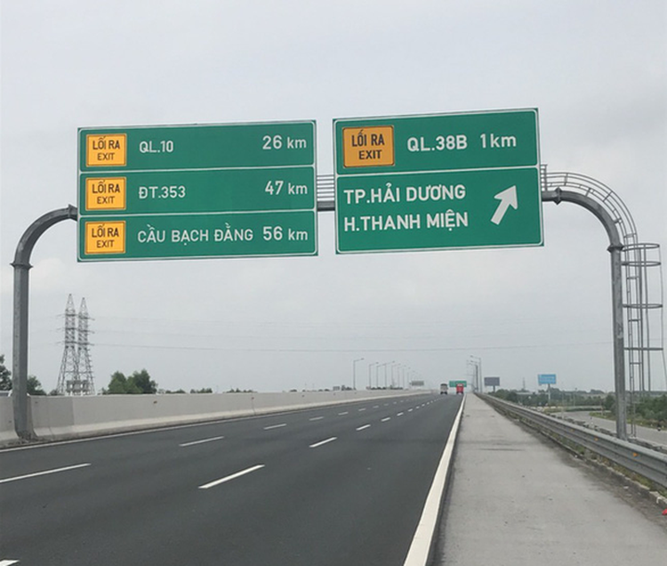 CCTV shows cars reversing along Hanoi-Hai Phong expressway