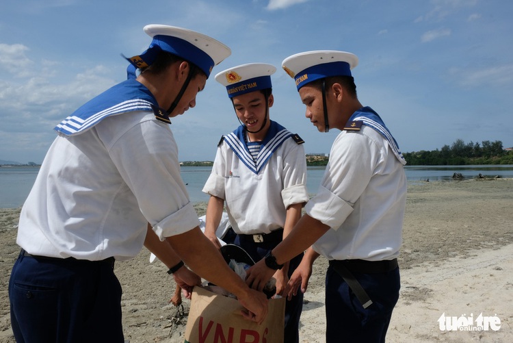 Over 4,000 naval soldiers collect trash, plant trees along beaches in south-central Vietnam