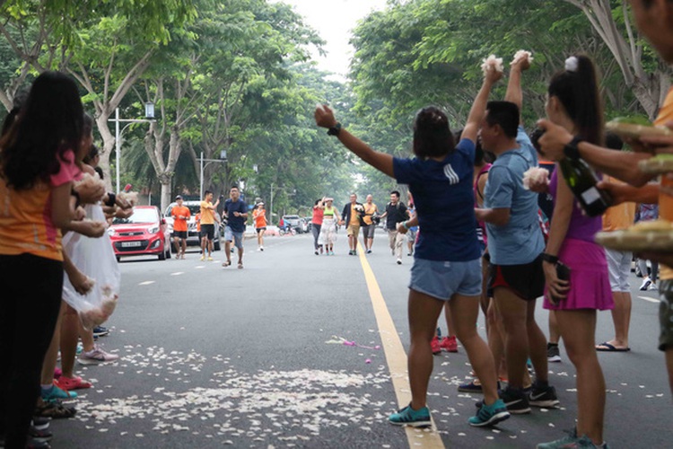 Surprise wedding held at marathon finish line for Vietnamese couple