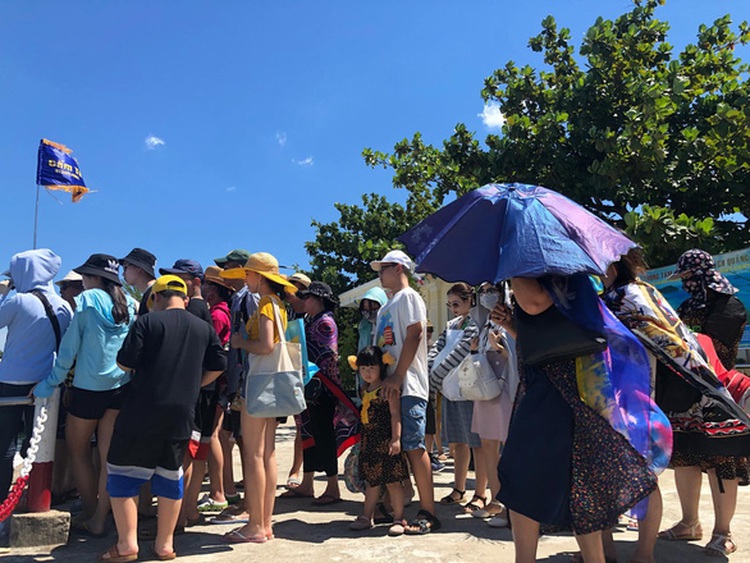 Tourists hit with poor service quality as firms race to cut prices to Cham Islands