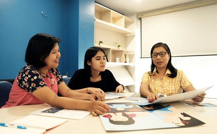 Vietnamese street vendor fulfills college dream