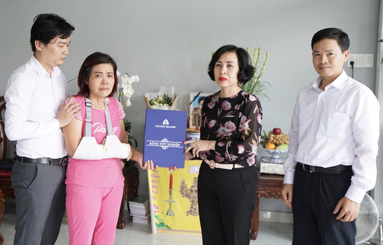 Vietnam university confers posthumous degree on student who died in road crash