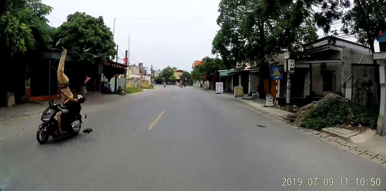 Vietnamese traffic police officer knocked over trying to stop speeding motorcyclist