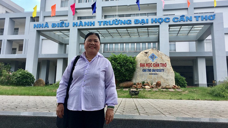 Vietnamese woman attends university to pursue study path in her 60s