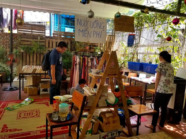 Hanoi flea market promotes green lifestyle