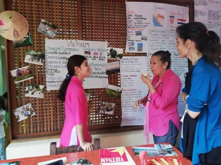 Venezuelan fifth-grader shows love for Vietnam with mini-exhibition in Caracas