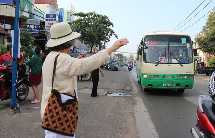 Vietnamese elderly woman learns to play musical instruments at 80