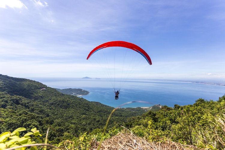 80 paragliding athletes compete in Da Nang