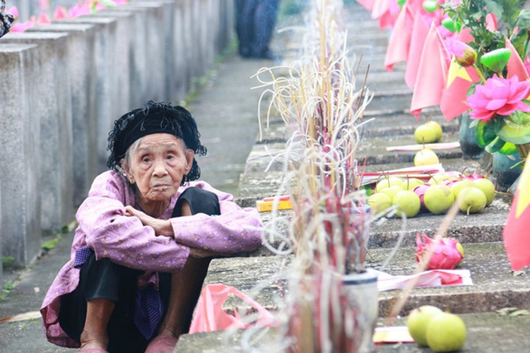 Mother of Vietnamese martyr fulfills wish to visit son’s grave after 35 years