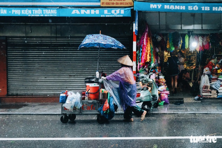 Hanoi laborers toil in stormy weather
