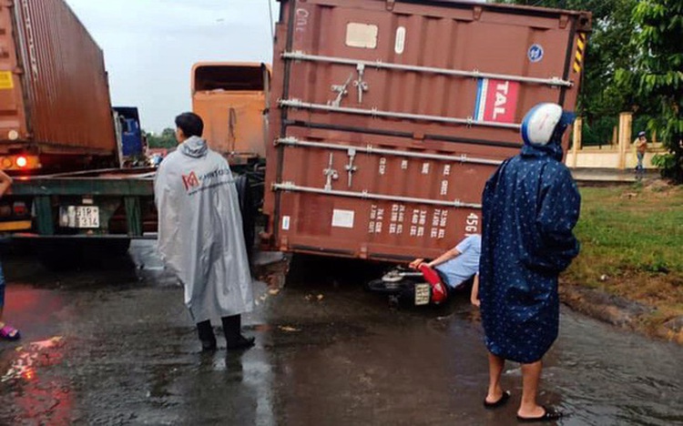 Loose shipping containers pose danger to road commuters in Vietnam