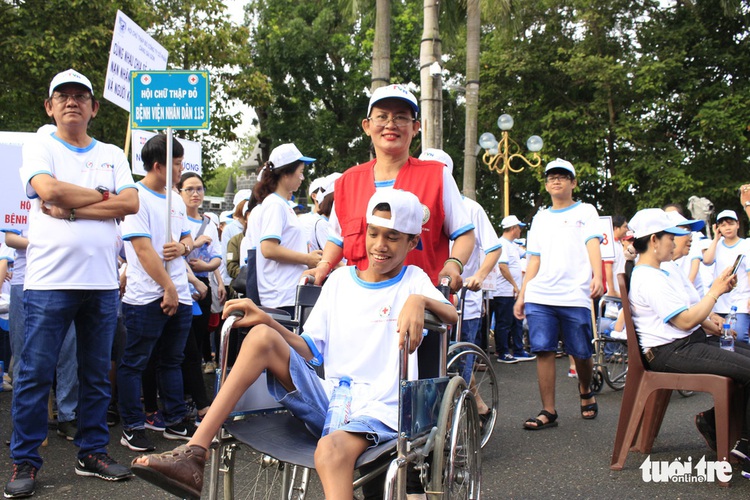 More than 5,000 people walk 3km to support Agent Orange victims