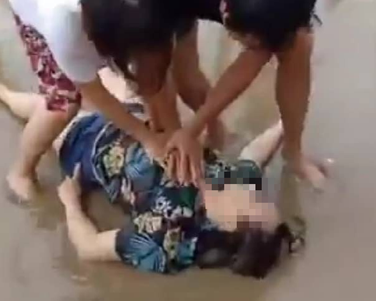 Strong waves kill four swimming at beach in Vietnam