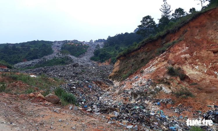 Heavy rain triggers ‘trash slide’ in Da Lat