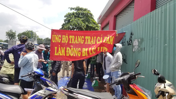 Sturgeon from flood-hit area on sale on Saigon sidewalks