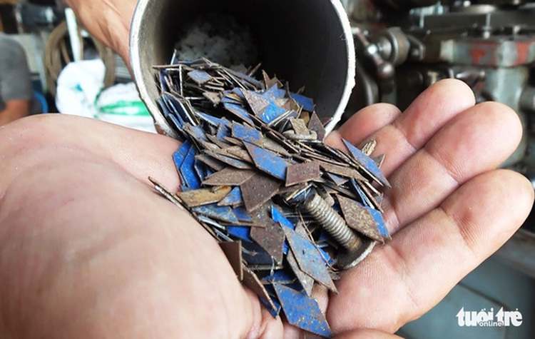 Hundreds of tire-puncturing nails found scattered along national highway in Ho Chi Minh City
