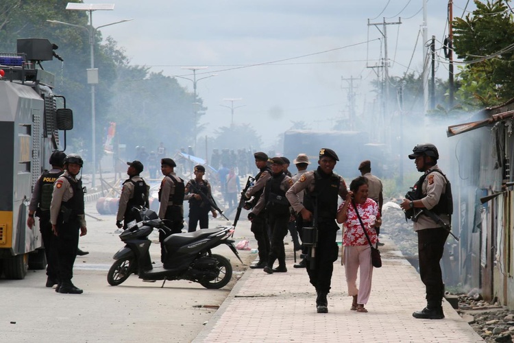 Indonesia arrests 34, blocks internet in Papua to help curb violent protests