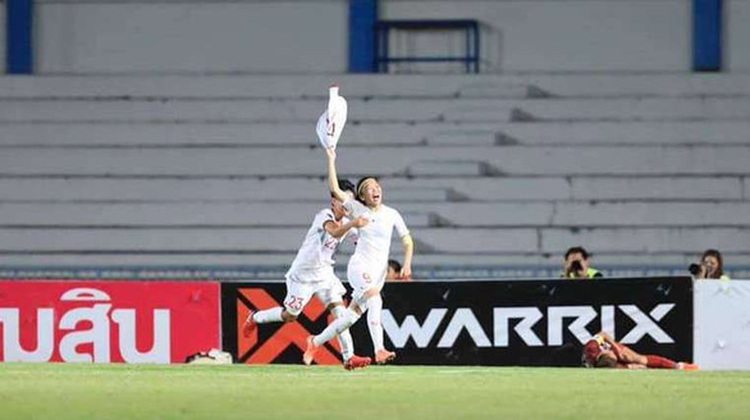 10-woman Vietnam defeat hosts Thailand to claim regional football title