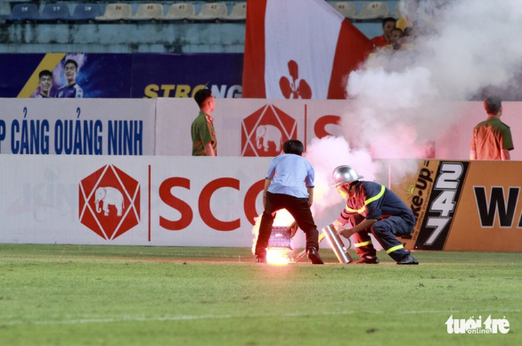 Fan injured, policemen hospitalized as flares fly in Vietnam’s league match