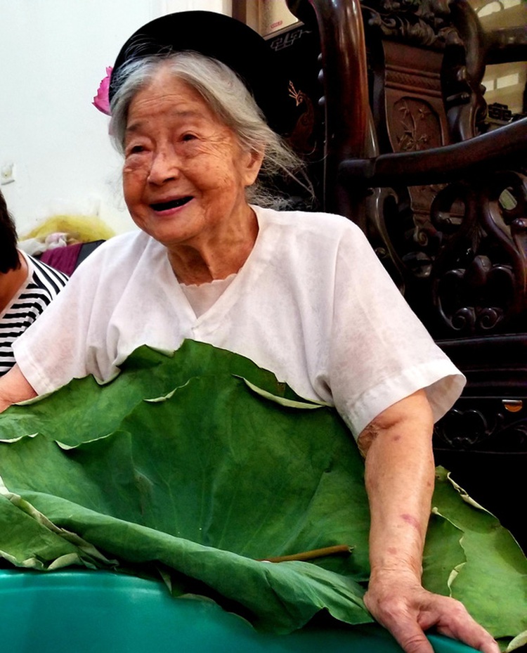 Vietnamese woman maintains family tea-making tradition at her 90s
